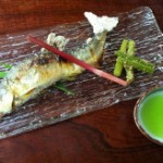 魚を食べる