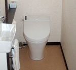 段差を解消し、奥行のある使いやすいトイレになるように意識しました。