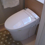 バリアフリーのお手入れのし易いシステムトイレに造り替えました！