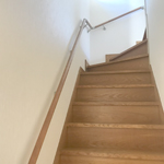 家全体のクロス張り替えに併せて、階段に手すりを新設しました！