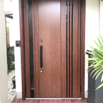 防犯性能と断熱性能の高い玄関ドアが完成しました。