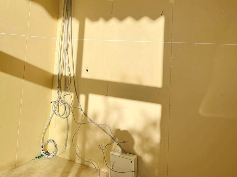 明るい内装で防音対策も02