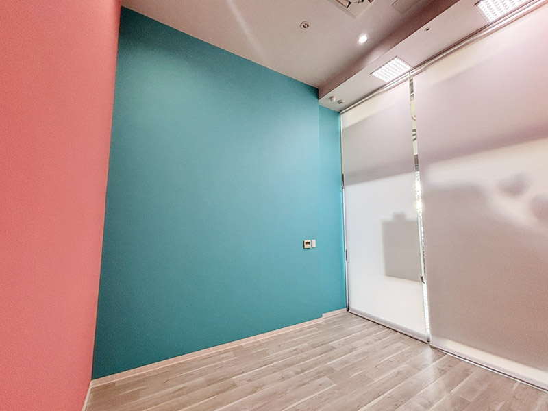 明るい内装で防音対策も
