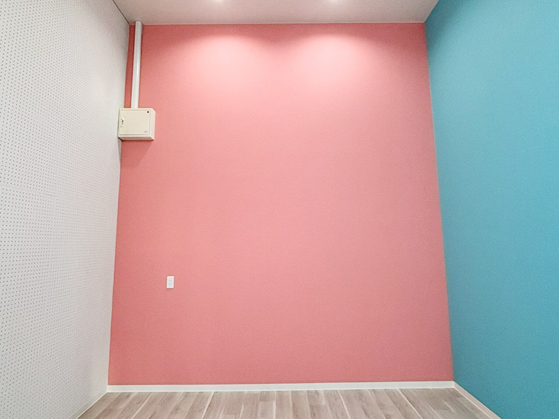 明るい内装で防音対策も02