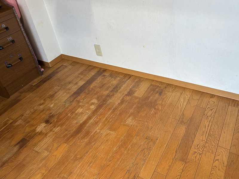 漏水跡もなくなり明るい床になりました01