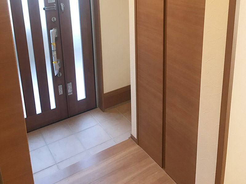 収納も増え明るい玄関になりました04