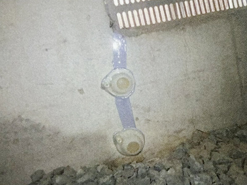 床下調査で基礎を貫通するひび割れが発覚