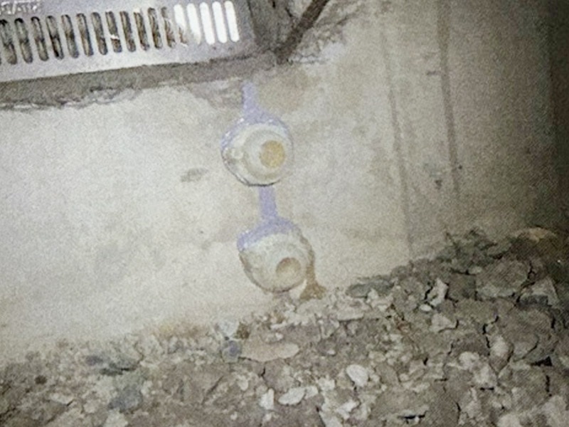 床下調査で基礎を貫通するひび割れが発覚02